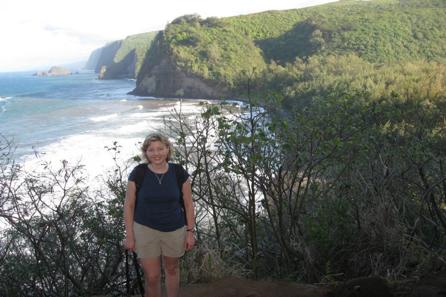 ../image/julie at pololu valley 2.jpg